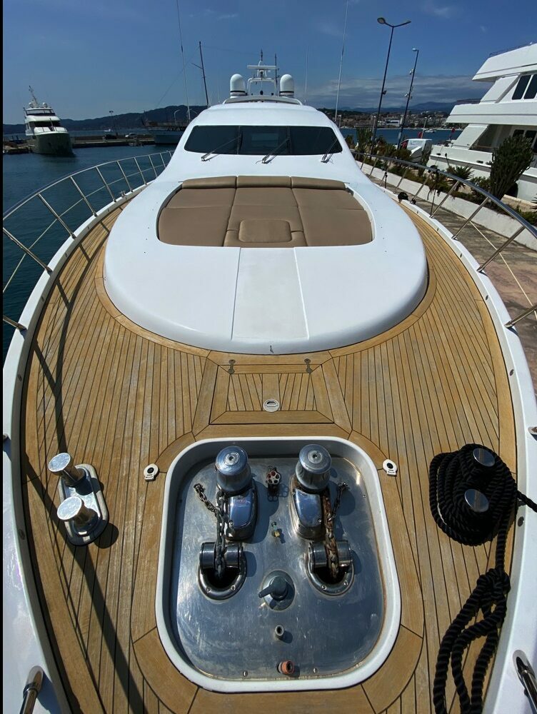 Mangusta 92 Overmarine Enzo luxe yacht energie boat energy boat côte d'azur french riviera antibes nice cannes monaco saint tropez location de bateau rent boat
